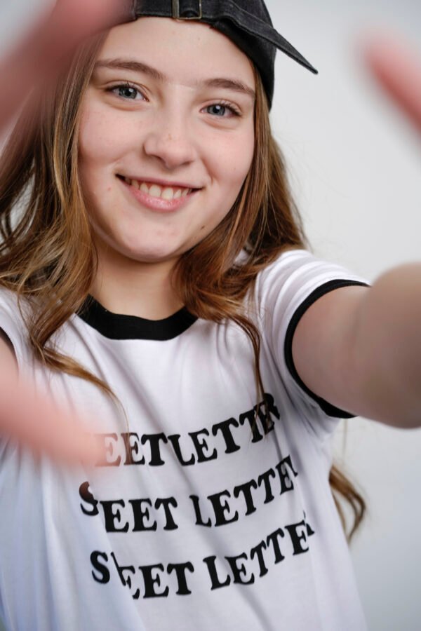 REMERA MEDIANA LETTER